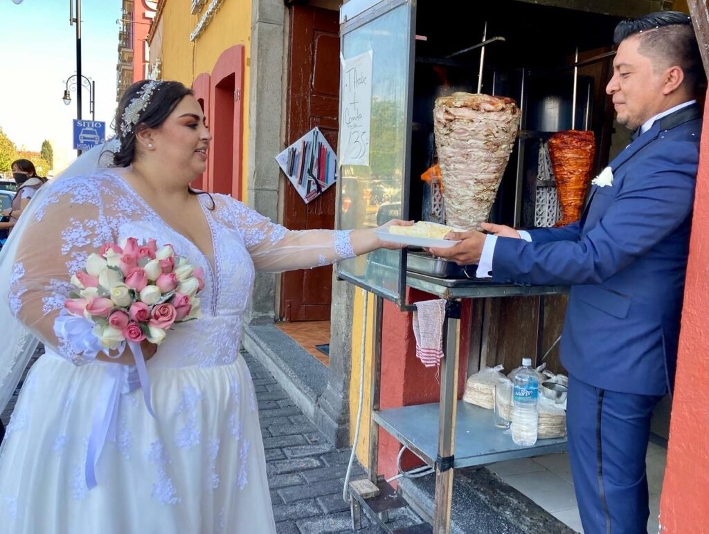 ¡QUE VIVAN LOS NOVIOS! PAREJA CELEBRA SU MATRIMONIO EN LOS TACOS. 