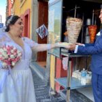 ¡QUE VIVAN LOS NOVIOS! PAREJA CELEBRA SU MATRIMONIO EN LOS TACOS. 