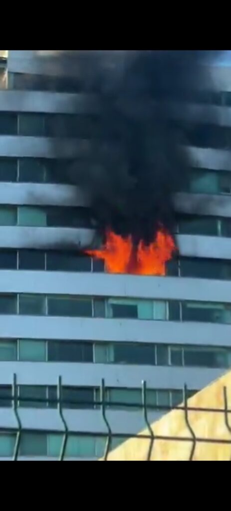 Incendio en edificio residencial de Cholula deja una persona intoxicada