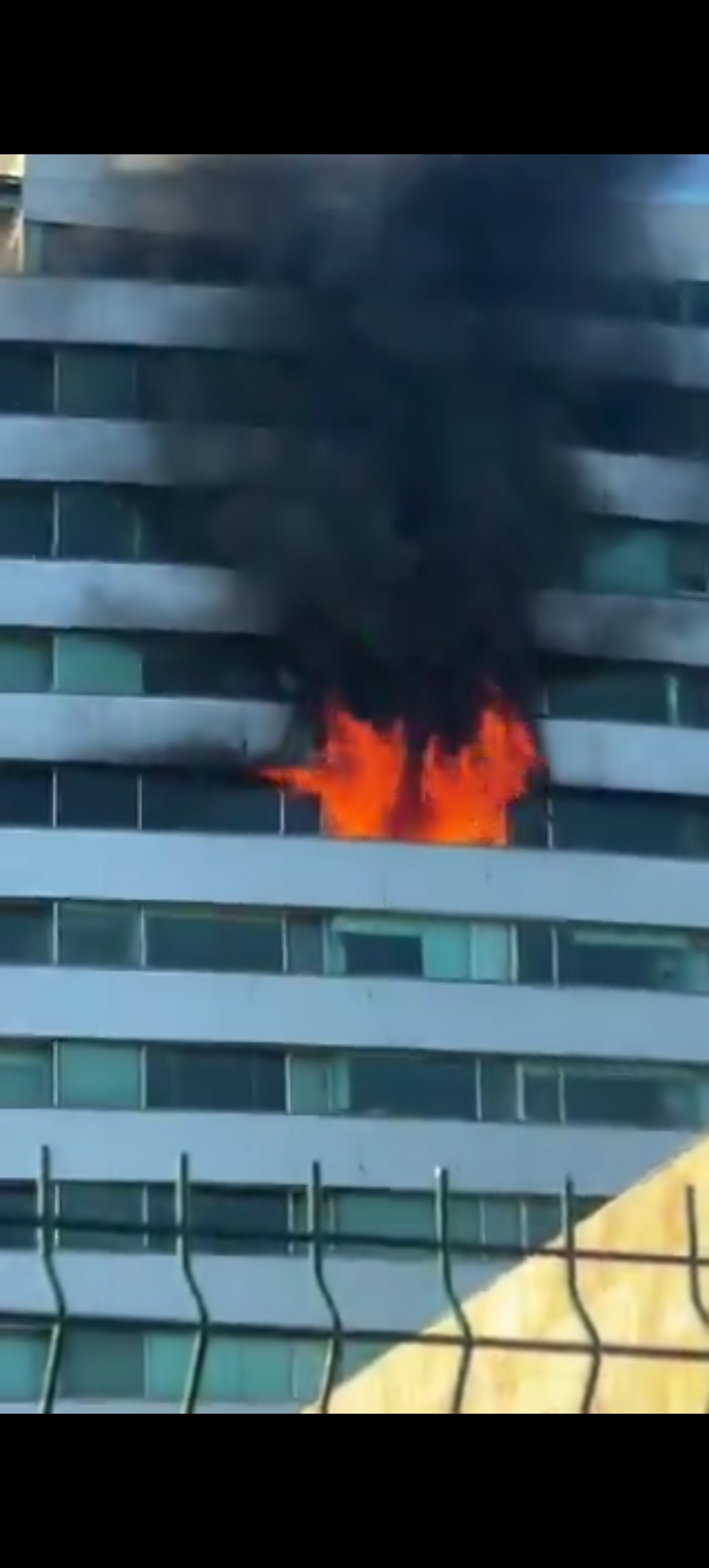 Incendio en edificio residencial de Cholula deja una persona intoxicada