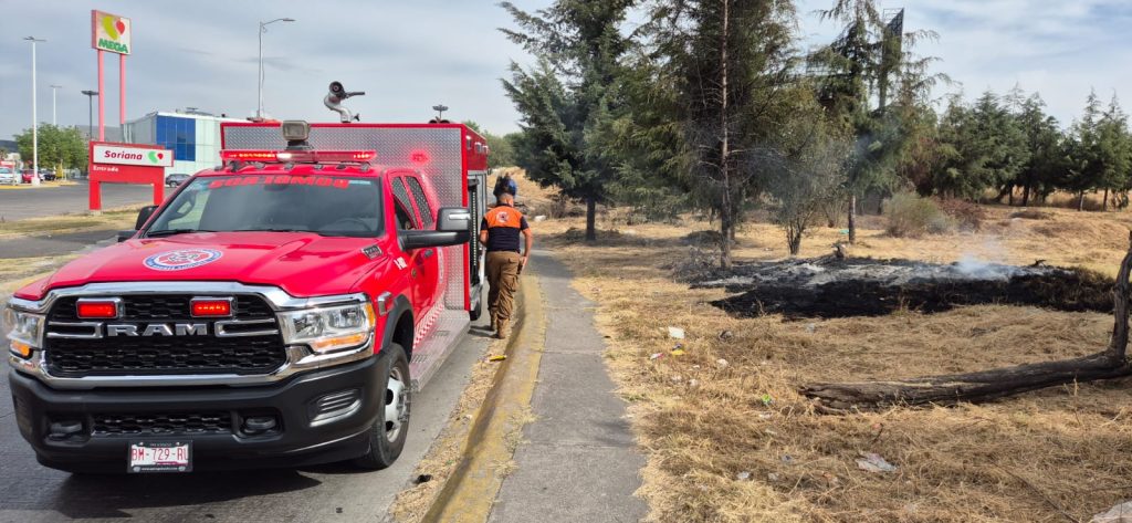 Controlan incendio en pastizal de la Vía Atlixcáyotl