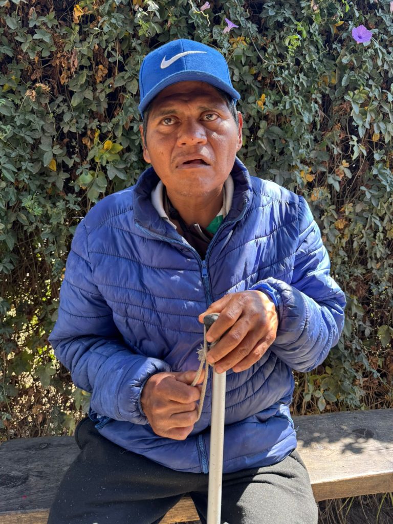 Emilio y la dificultad de las personas ciegas para caminar en San Pedro Cholula