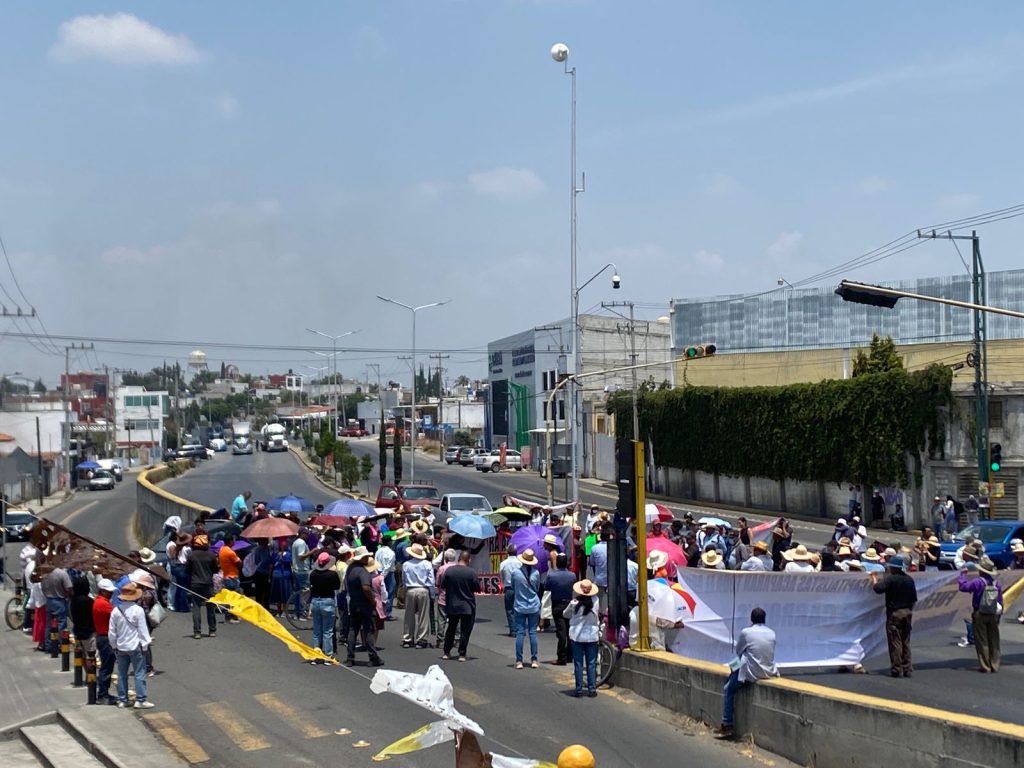 Por Programa de Desarrollo Urbano, pobladores de Cholula bloquean carretera federal a Atlixco