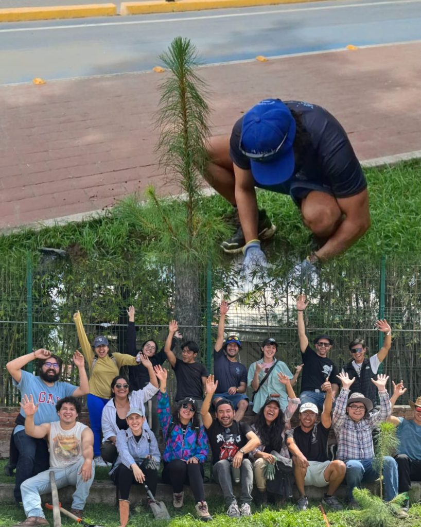 Es un acto de rebeldía sembrar árboles, señalan jóvenes que reforestaron inmediaciones de la Udlap