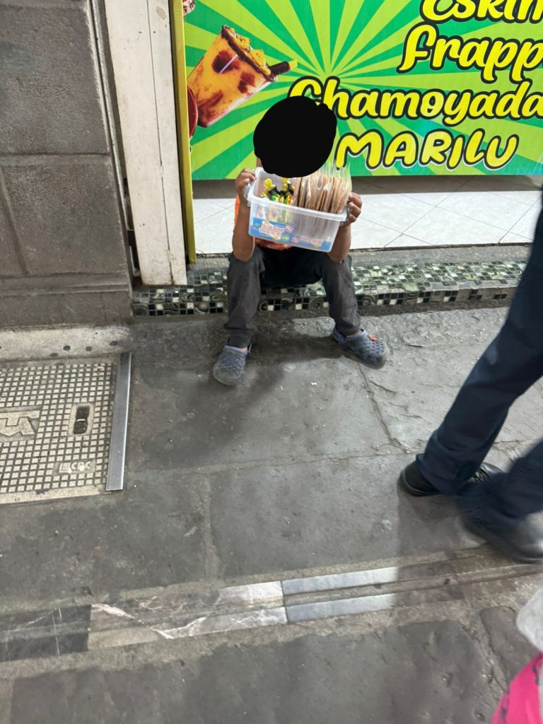 En Puebla capital, reportan diversos casos de trabajo infantil; identifican a menor limpiando parabrisas por el BINE