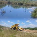 Pobladores comienzan a tapar socavón de la muerte en exbasurero de Cholula