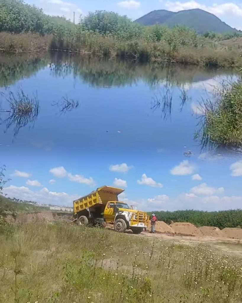 Pobladores comienzan a tapar socavón de la muerte en exbasurero de Cholula