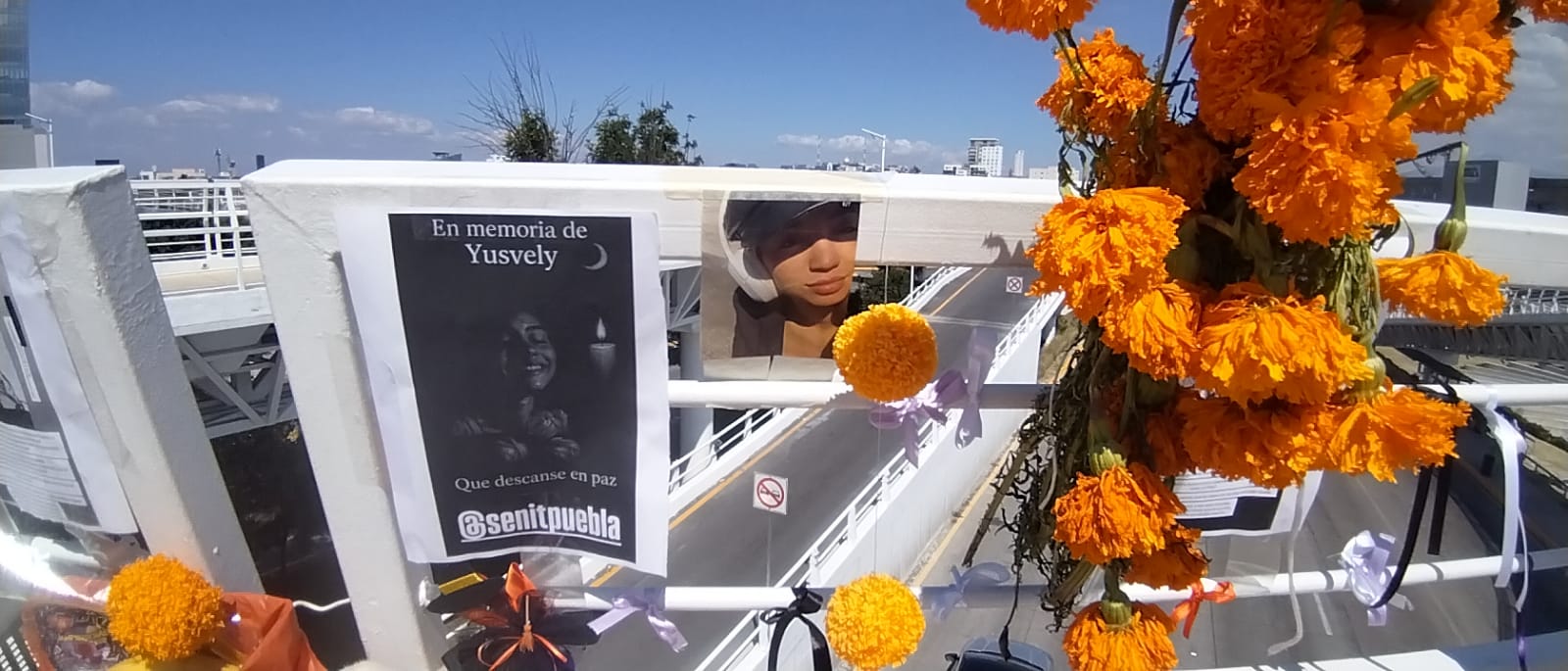 Ponen ofrenda para Yusvely en puente de la Vía Atlixcáyotl