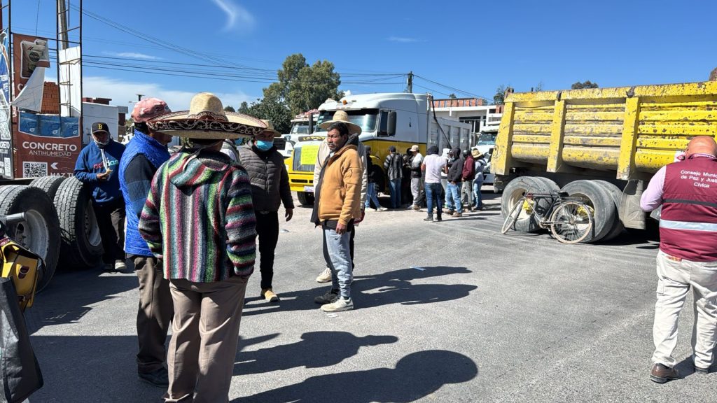 Denuncian a la CTM por adeudo a transportistas de San Pedro Cholula; afectados bloquean vialidades