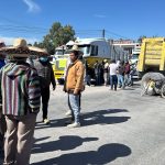 Denuncian a la CTM por adeudo a transportistas de San Pedro Cholula; afectados bloquean vialidades