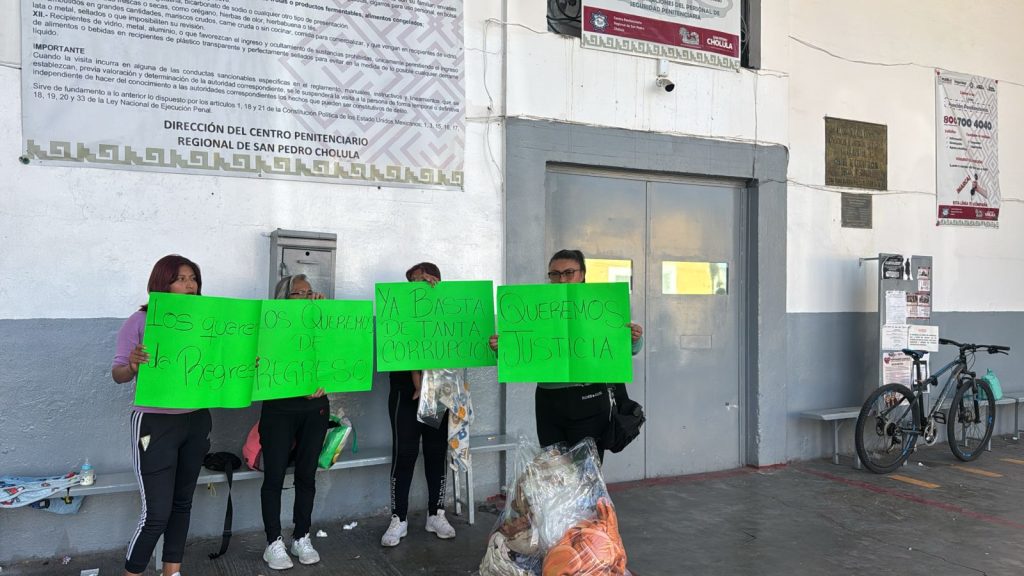 Acusan que reclusos removidos de San Pedro Cholula fueron golpeados y trasladados ilegalmente