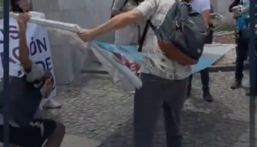Rompen simbólicamente publicidad oficial del Cablebús en nueva movilización contra dicha obra; acusan que causa contaminación