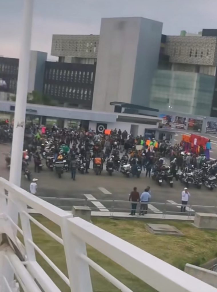 Motociclistas que rechazan Ley Casco realizan rodada al CIS de Atlixcáyotl; fueron convocados a reunión con el Estado